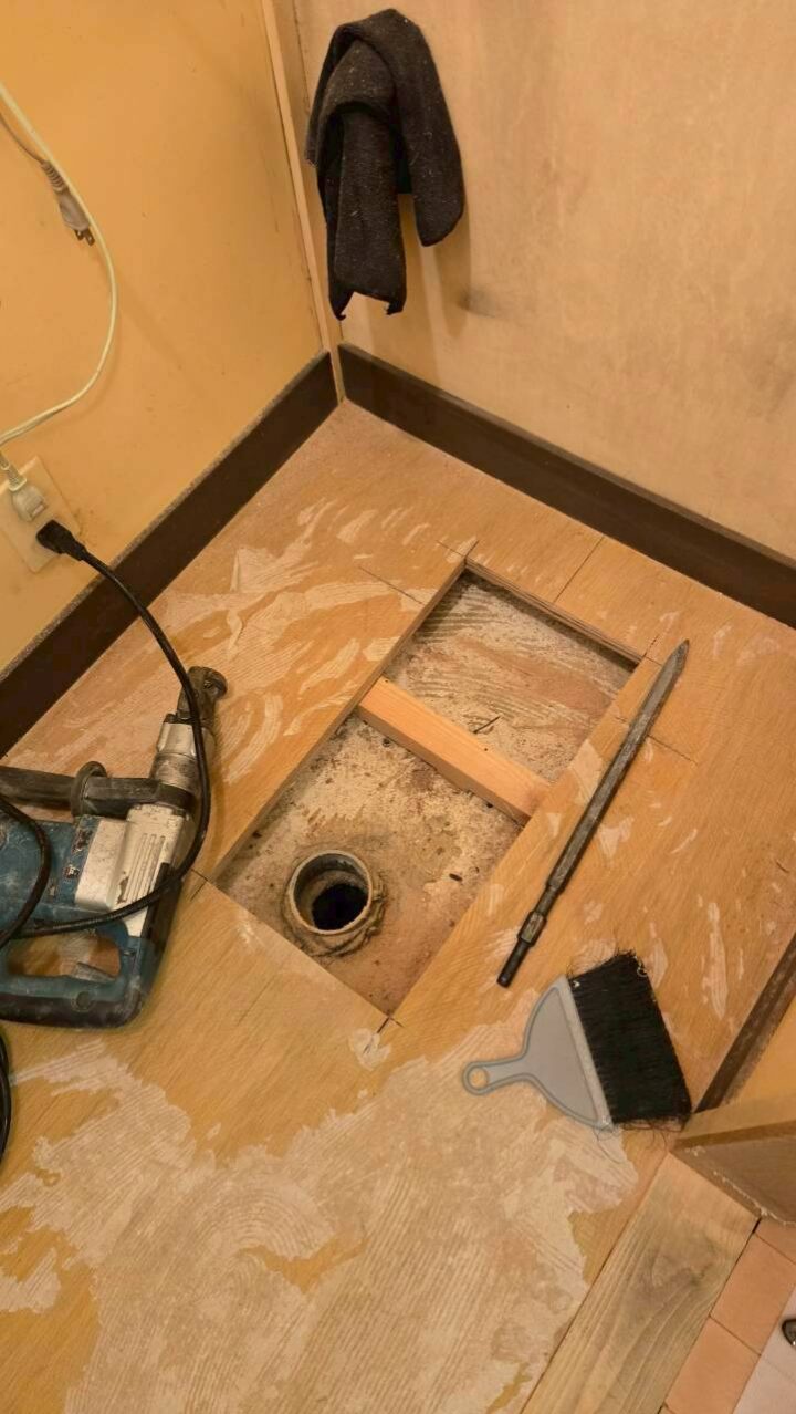 トイレ床のコンクリート破砕(はつり)