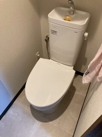 施工後のトイレ。白色の新しい便座に交換され、すっきりとした印象になっている。