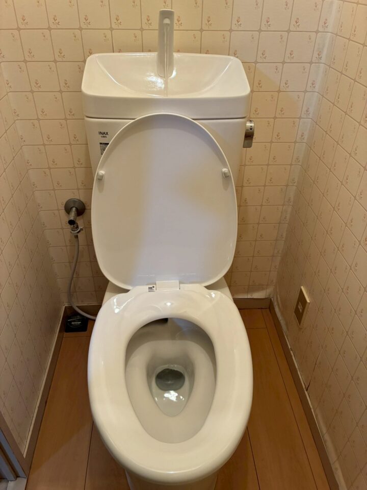 施工後のトイレ全景。INAX/LIXIL製の白い新型便器が設置されている。