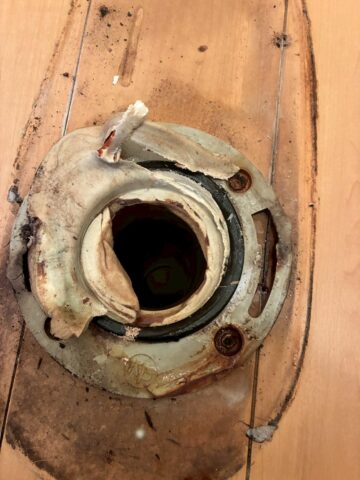 撤去した旧フランジ。錆・腐食・パッキンの崩壊が著しく確認できる。