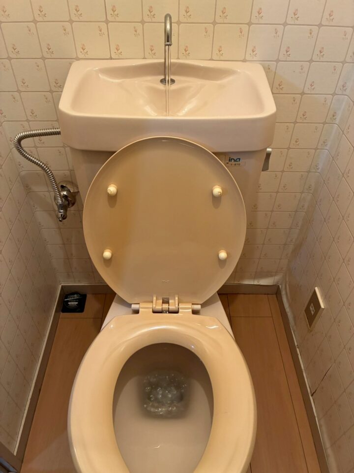 掃除しても消えないトイレの臭い、原因は便器の下にあるかもしれません｜京都市下京区・トイレ交換工事事例の画像