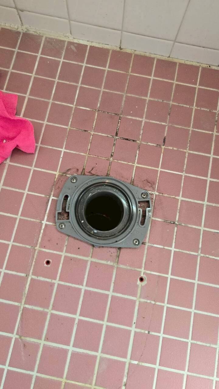 便器撤去後の床面・フランジ確認(施工中)