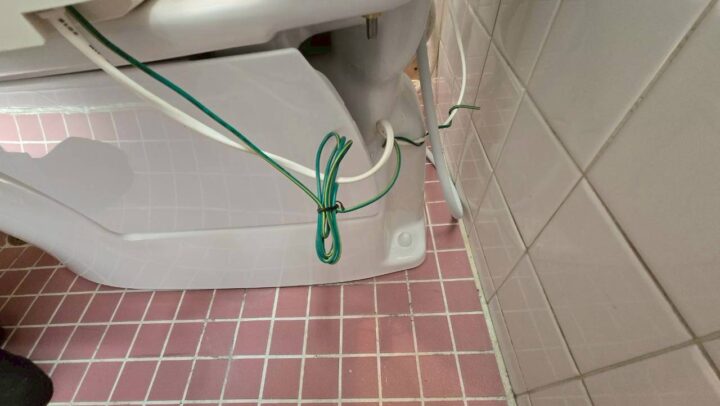 新しい便器の設置・配線まわりの施工(施工中)