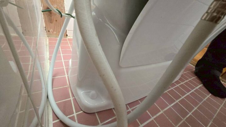 新しい便器の設置作業(施工中)