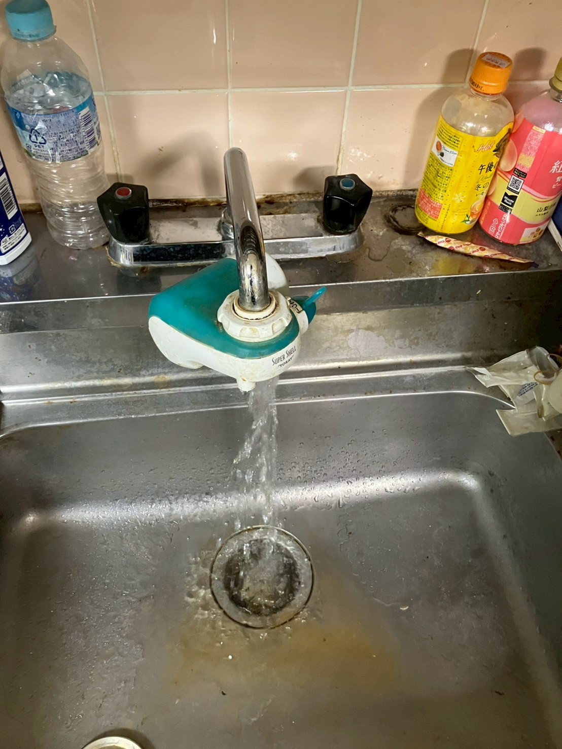 水を流してキッチン排水の流れを確認している状態。排水口付近に水が溜まり気味