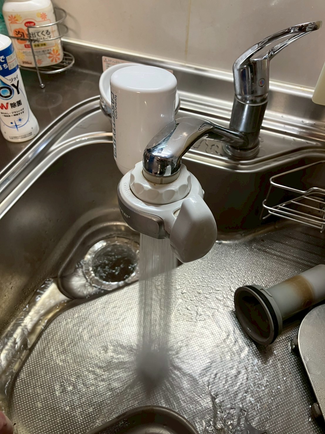 台所シンクに水を流すと排水口から水が引かず溢れかけている状態。詰まりの現場記録