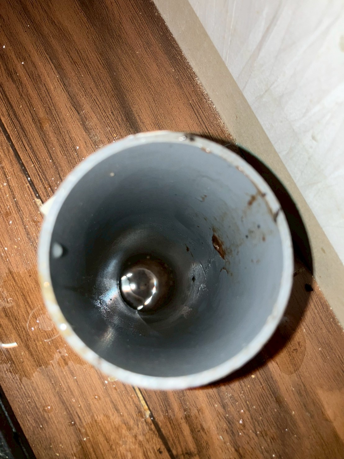 高圧洗浄後の排水管開口部（上から撮影）。詰まりが解消され管内に流路が確保されている