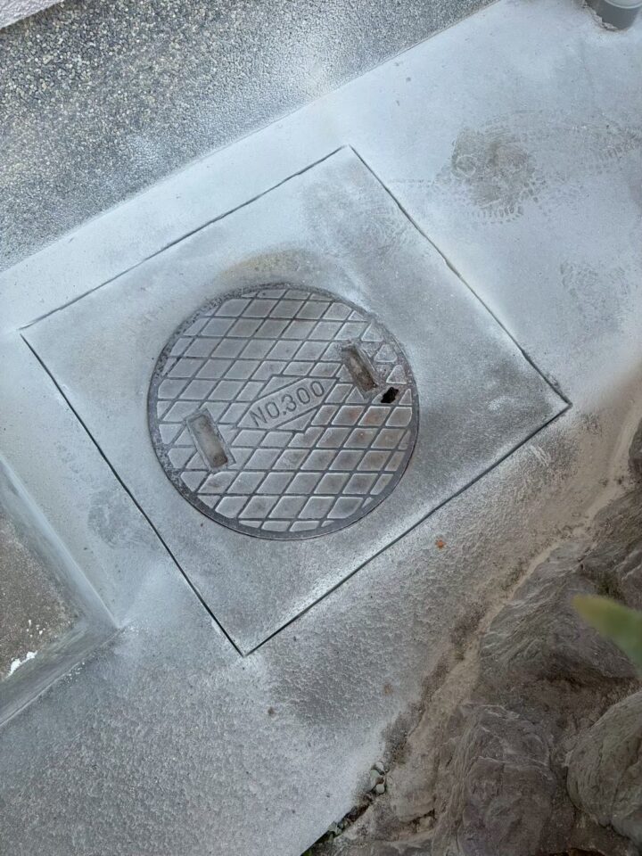 施工前の既存排水桝の蓋。鉄製でNO.300の刻印がある
