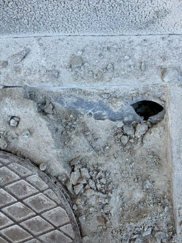 蓋を外した状態。周囲のコンクリートが崩壊し配管が露出している