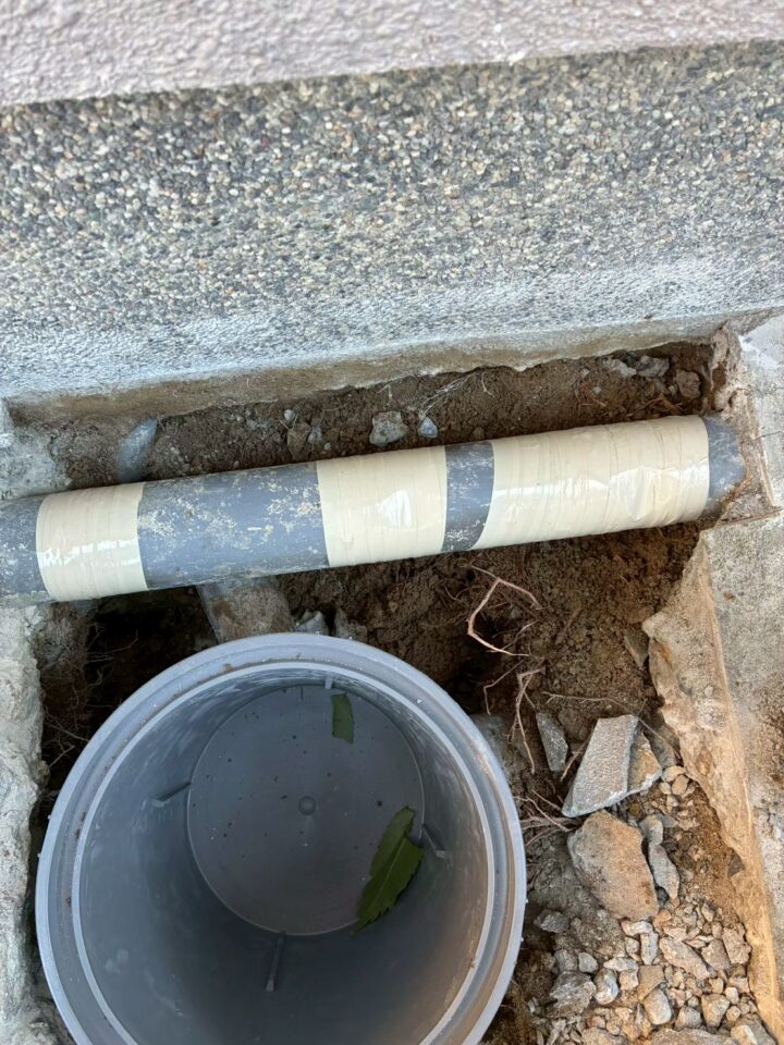 新しいVP管（塩ビ管）に養生テープが巻かれた状態。新しい桝本体が見える