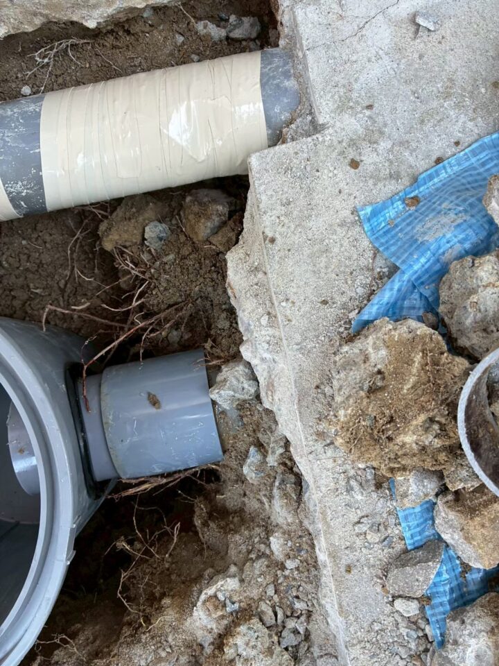 VP管の接続部アップ。新しい配管が桝に接続されている