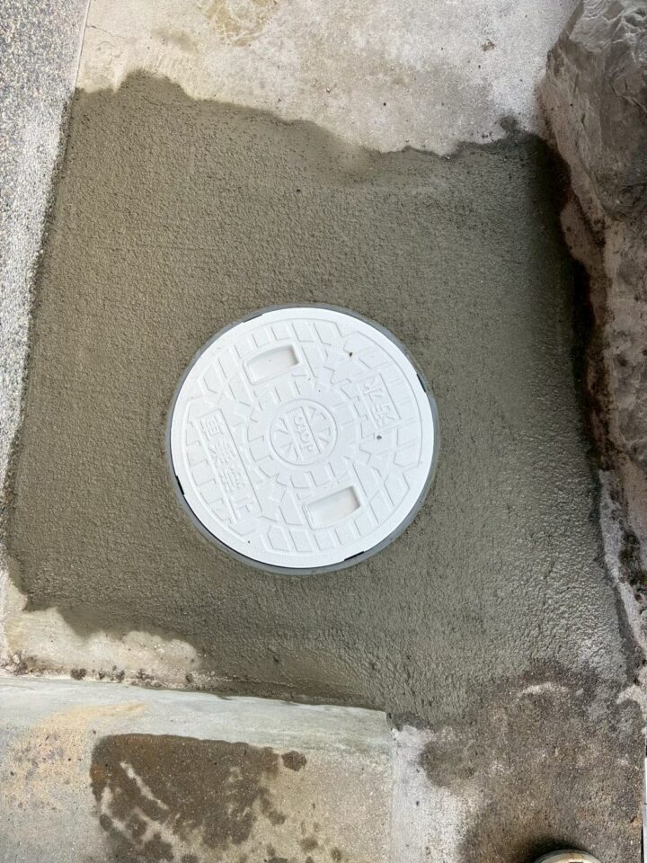 施工後の排水桝・別アングル。モルタル仕上げと白い蓋