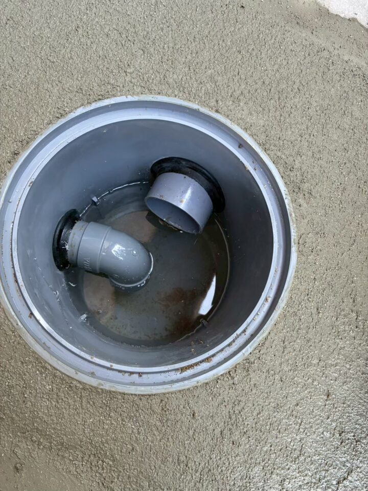 施工後の桝内部。新しい樹脂製桝にVP管2本が清潔に接続された状態