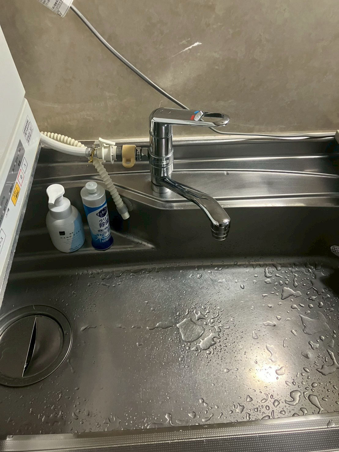 作業前のキッチンシンク全景。シングルレバー混合水栓の周辺が濡れており水漏れが発生している