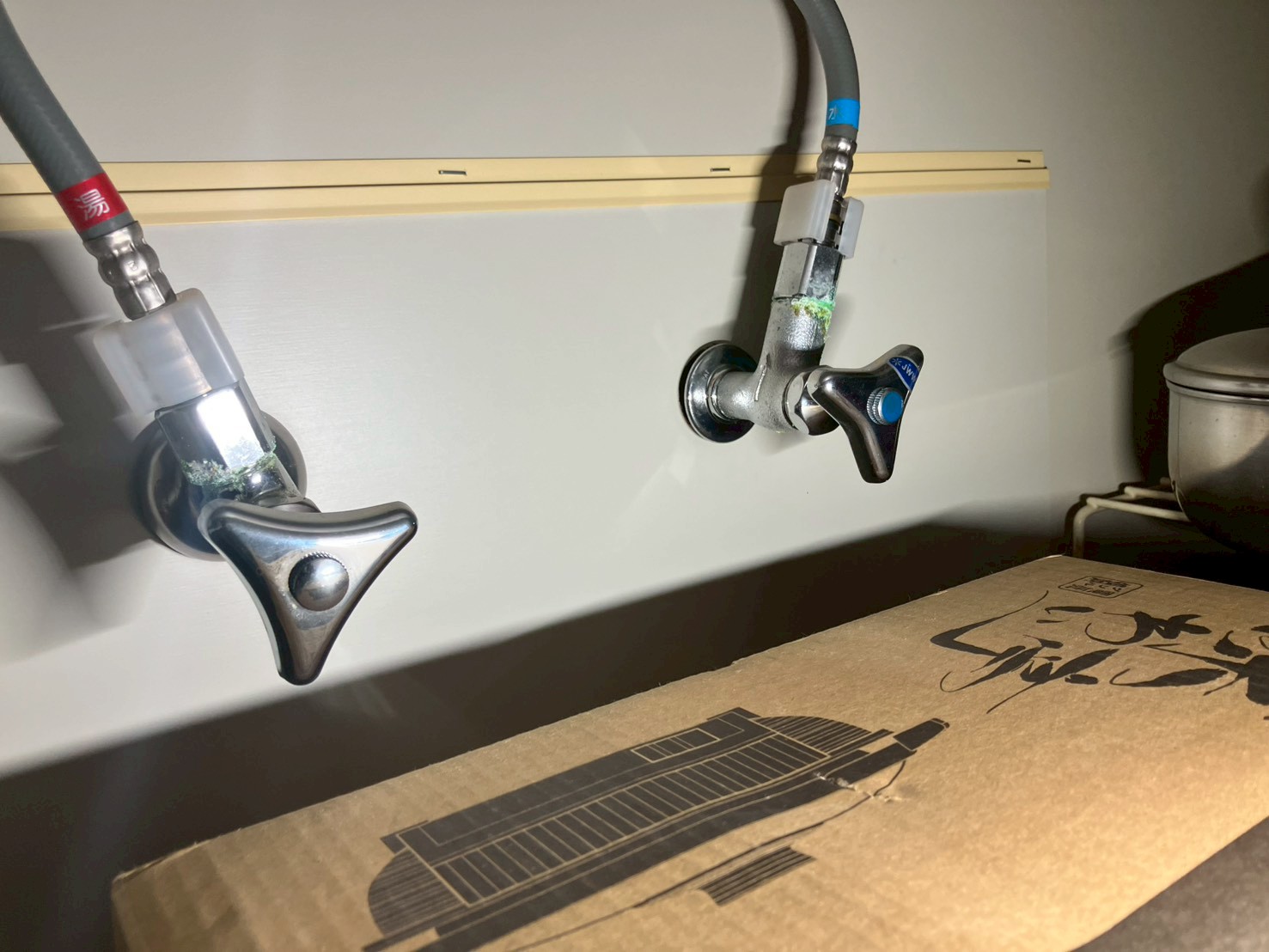 作業前のシンク下止水栓。湯側・水側ともに緑青・腐食が確認できる