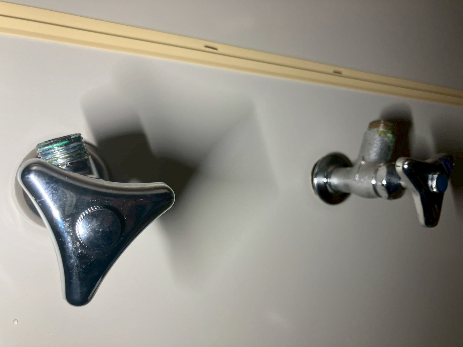 湯側の止水栓を新品に交換している作業中の状態