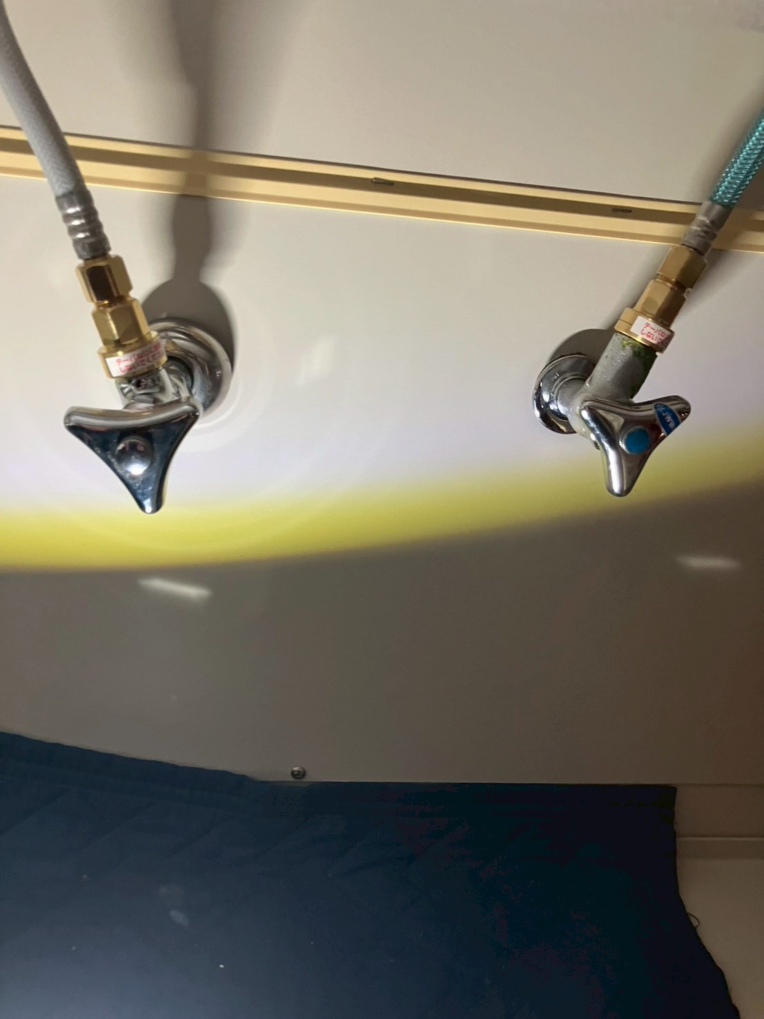 湯・水両方の止水栓を新品に交換し新しい給水ホースを接続したシンク下の完成状態