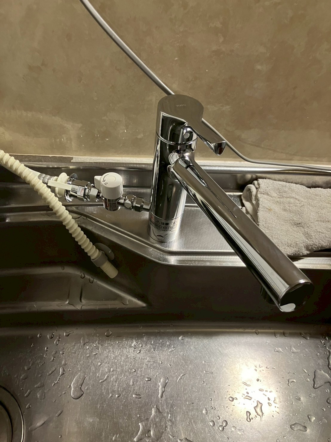 作業完了後のキッチン。TOTO製新型シングルレバー混合水栓が設置され浄水器分岐も再接続された状態