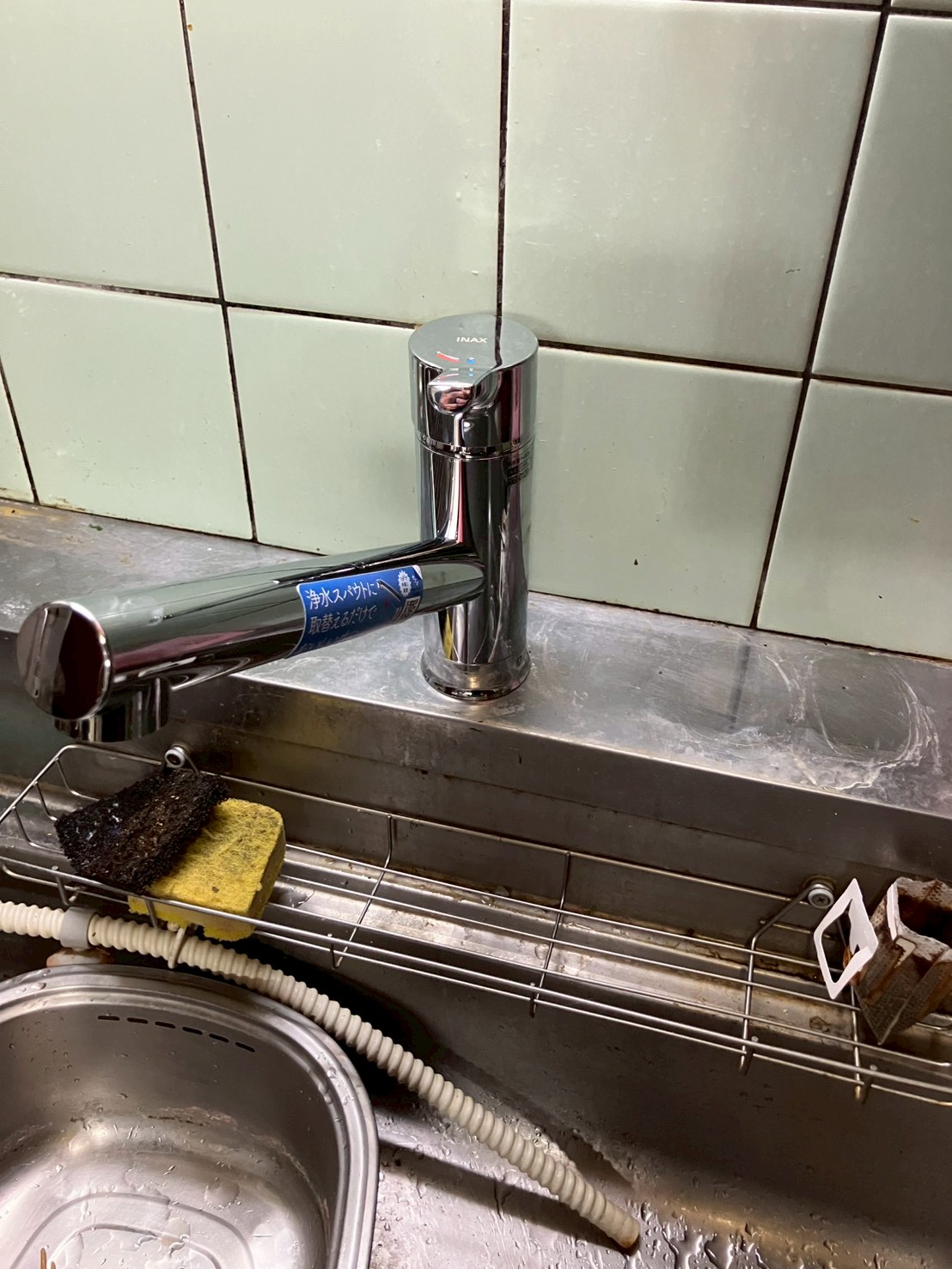施工完了後のキッチン。INAX製の新品シングルレバー混合水栓（浄水スパウト対応）に交換された状態