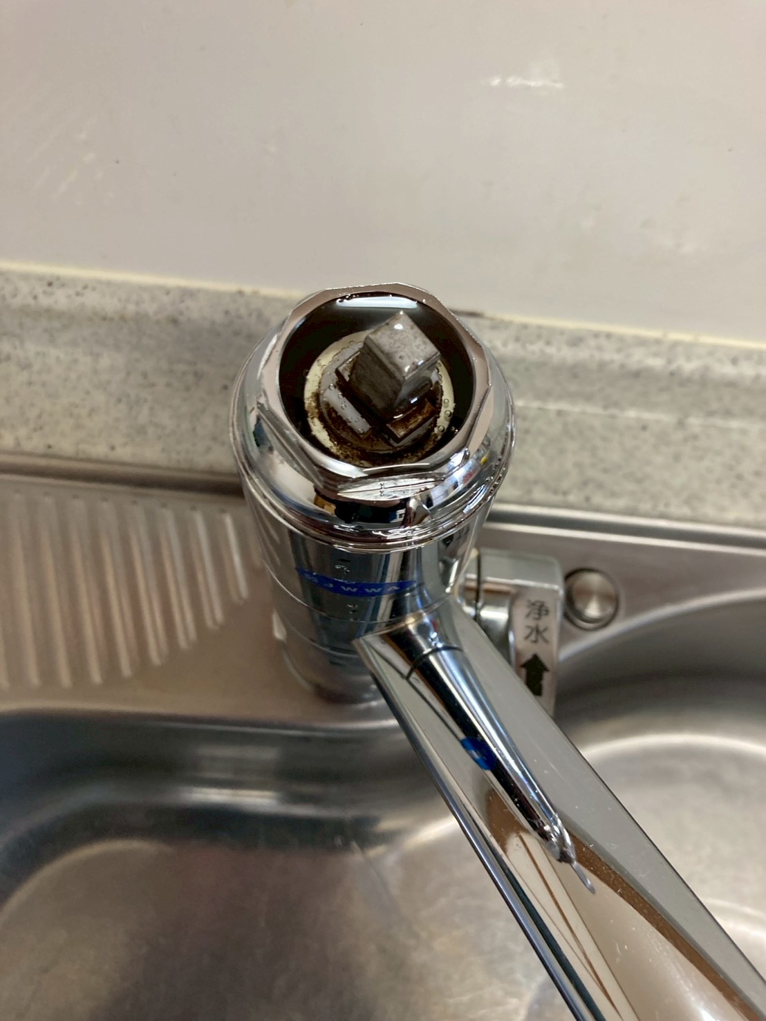 取り外した旧キッチン水栓の内部。カートリッジ周辺に錆とスケールが大量に付着している