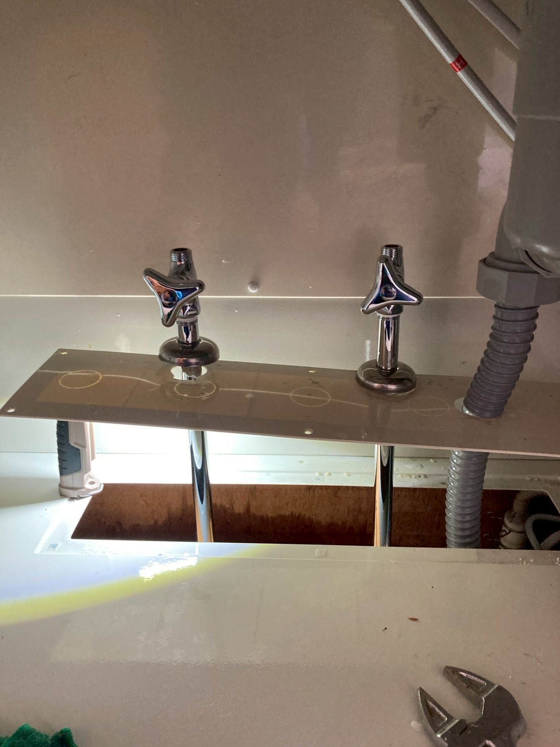 新しい三角ハンドル型止水栓2本の取り付け完了。ステンレス製の光沢ある新品が設置されている