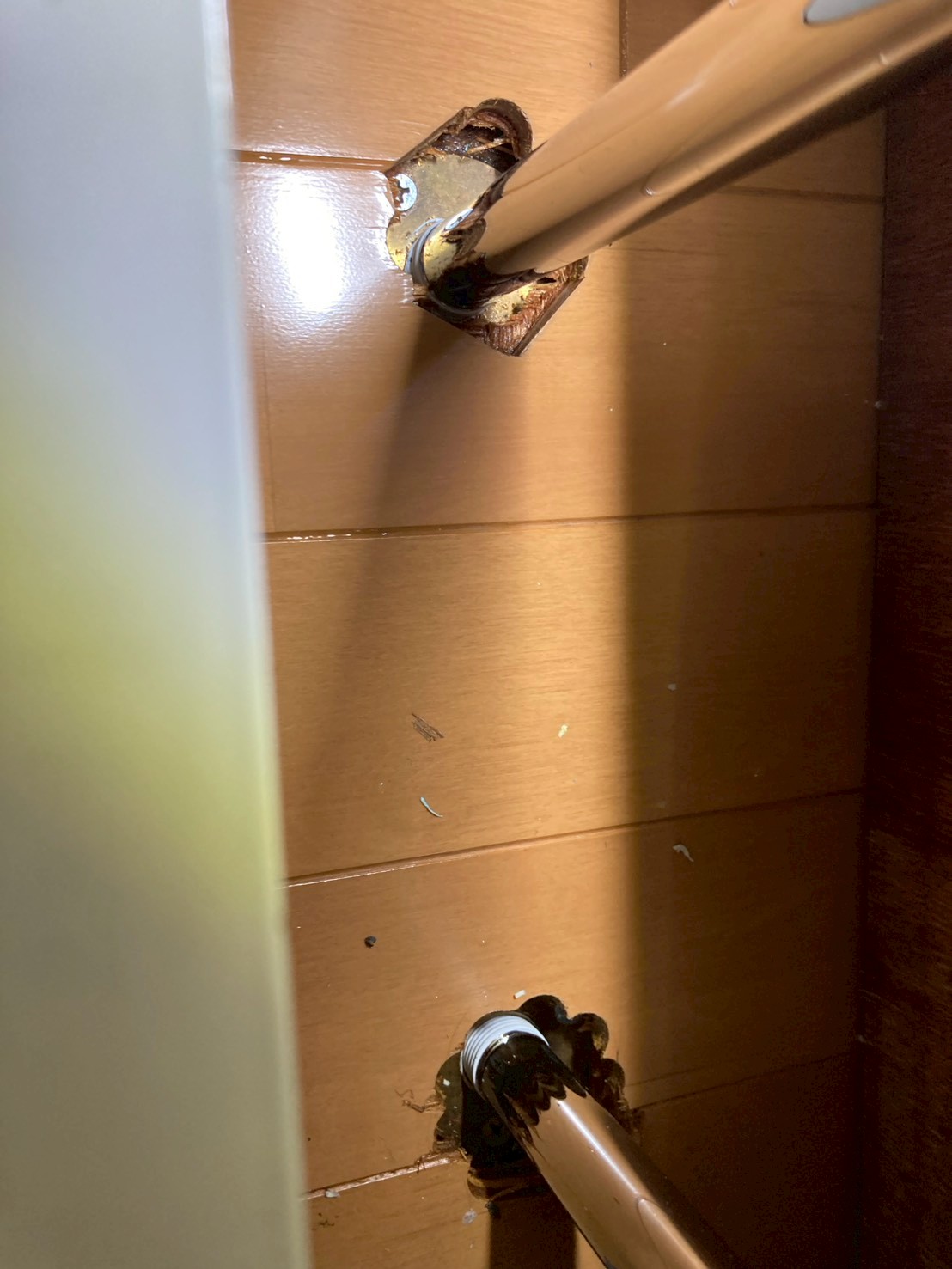 取り外した旧止水栓2本。根元が茶色く腐食し、パッキン周辺も著しく劣化している