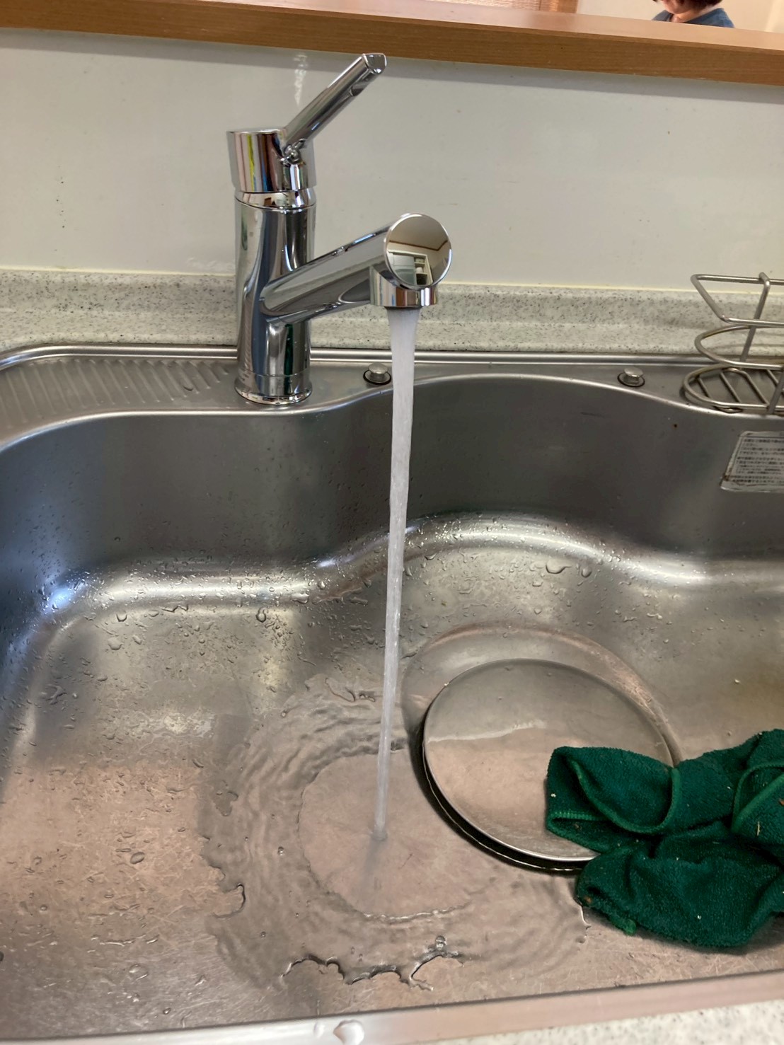 施工完了後の通水テスト。新しいキッチン水栓から勢いよく水が出ている