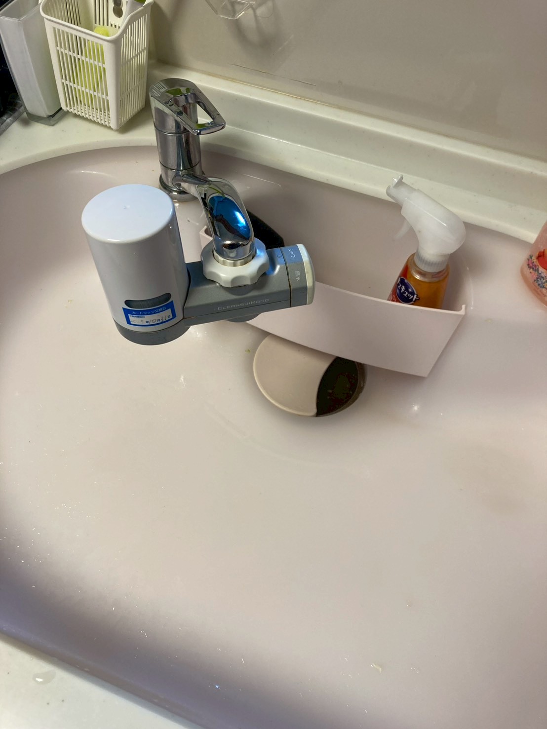 作業前のキッチンシンク。排水口のフタが外されており、詰まり調査のために準備している状態