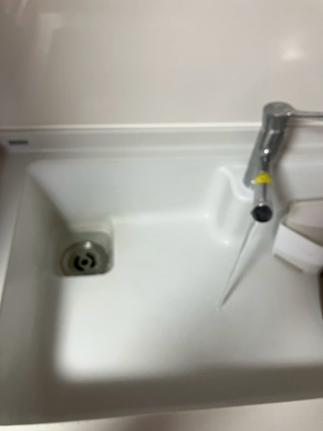 作業前のキッチンシンク。排水が詰まり水がほとんど流れない状態