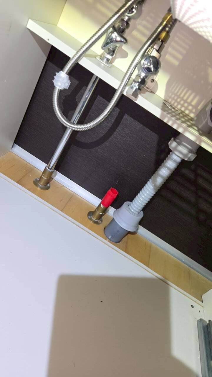 台所シンク下に止水栓とフレキ管を接続している施工中の様子