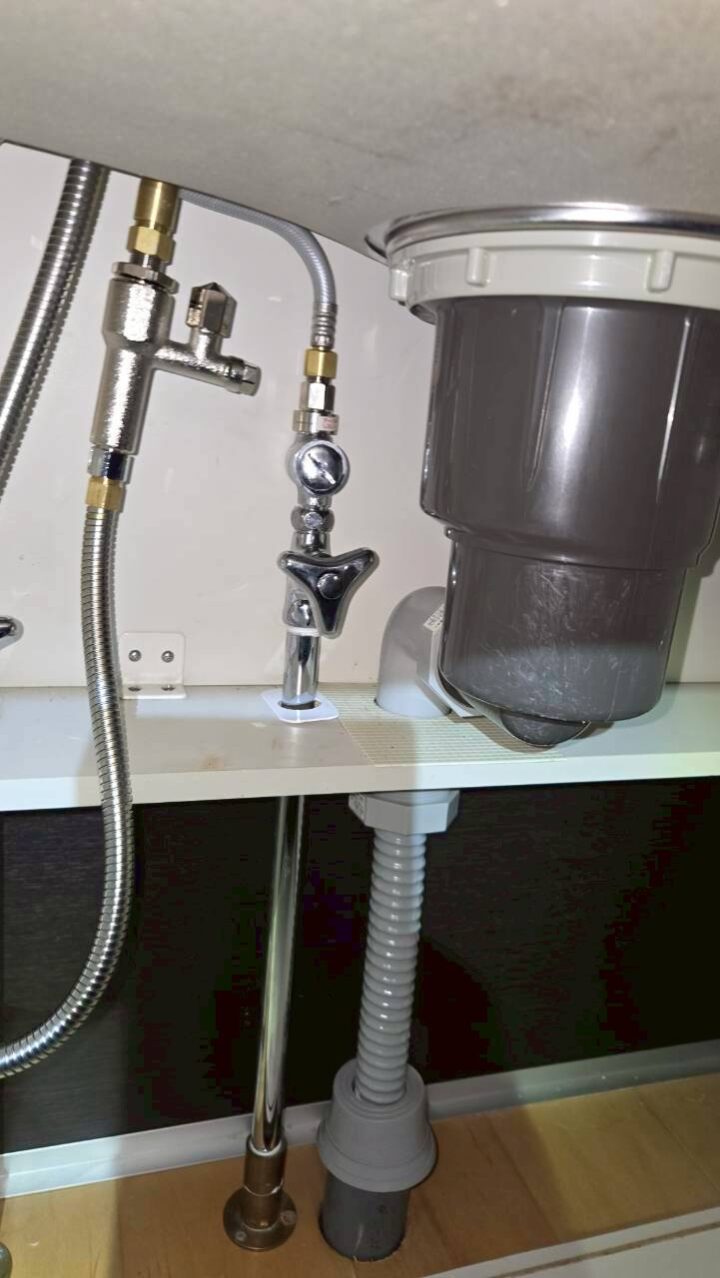 施工完了後の台所シンク下。新しい止水栓とフレキ管が整然と接続されている