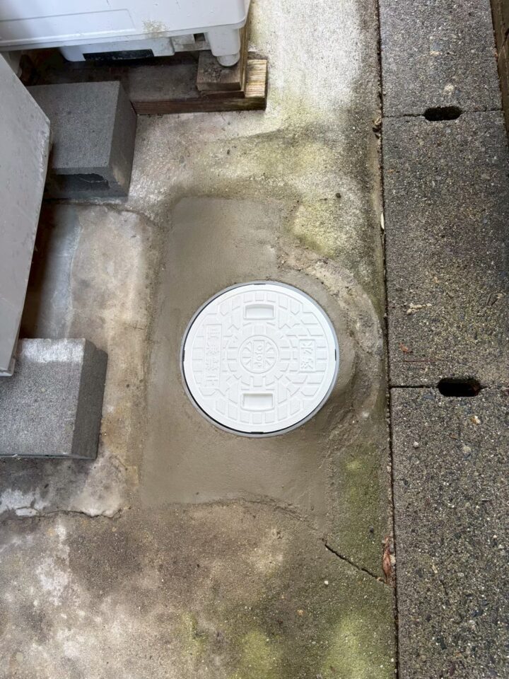 新設した止水バルブ用の桝蓋。コンクリートで周囲が補修されている(施工後)