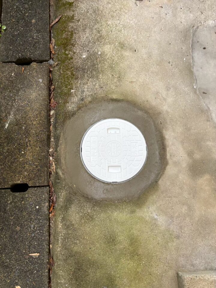 別箇所に設置した新しい丸型マンホール蓋(施工後)