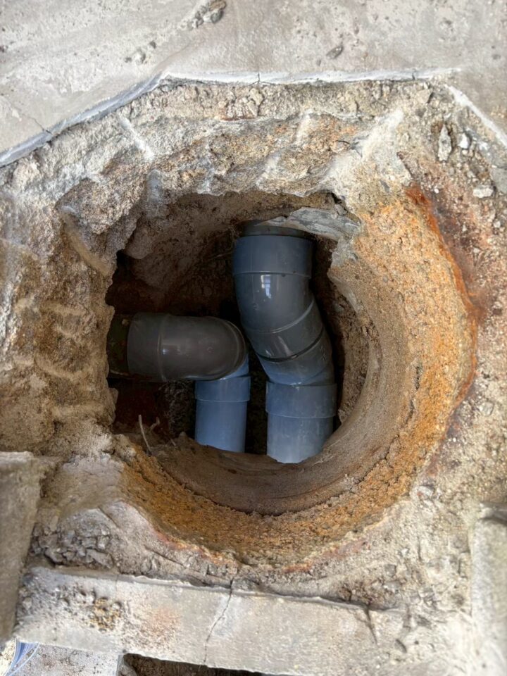 古い桝の内部。著しい腐食・錆が確認できる