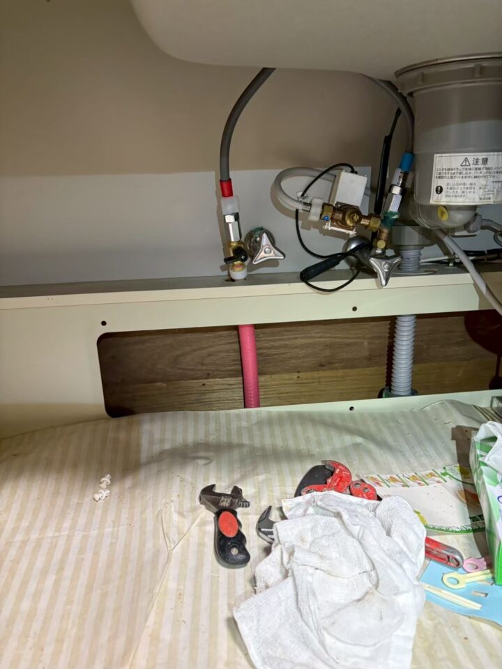 キッチンシンク下の止水栓・配管類を接続している施工中の様子