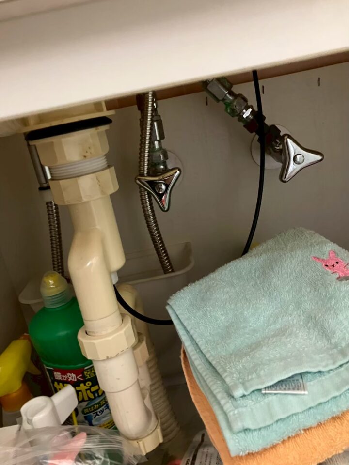 完成後のキッチンシンク下。止水栓2個とフレキ管が整然と接続されている