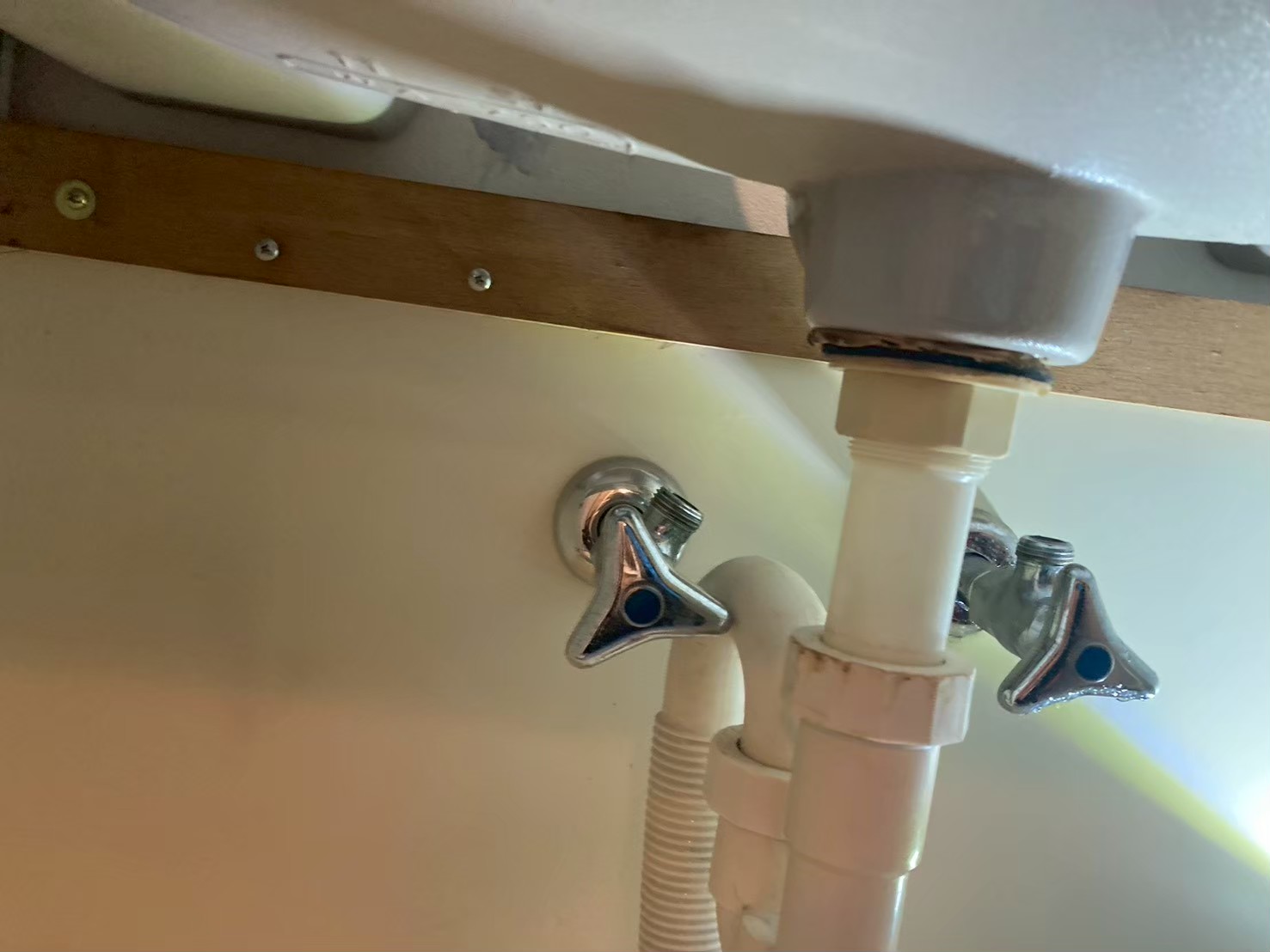 新しい止水栓2本を壁に取り付けた状態。フレキ管はまだ未接続の段階