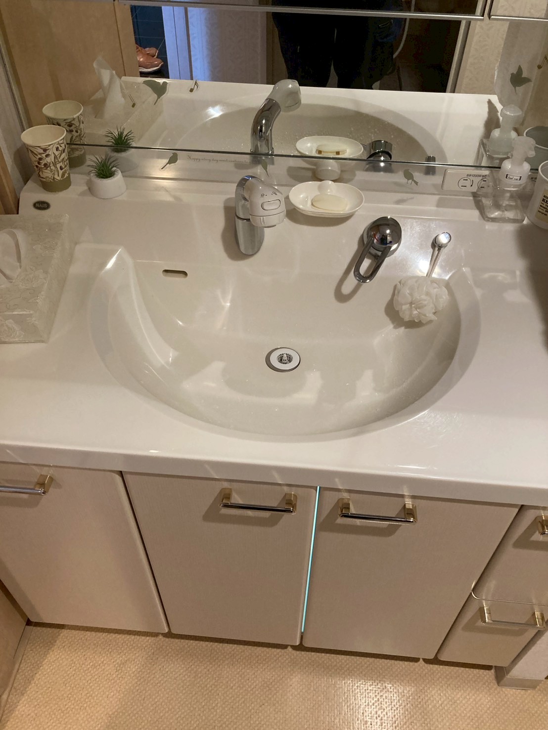 NAiS製洗面化粧台の全体。シャワー付き蛇口と洗面ボウルの施工前の状態