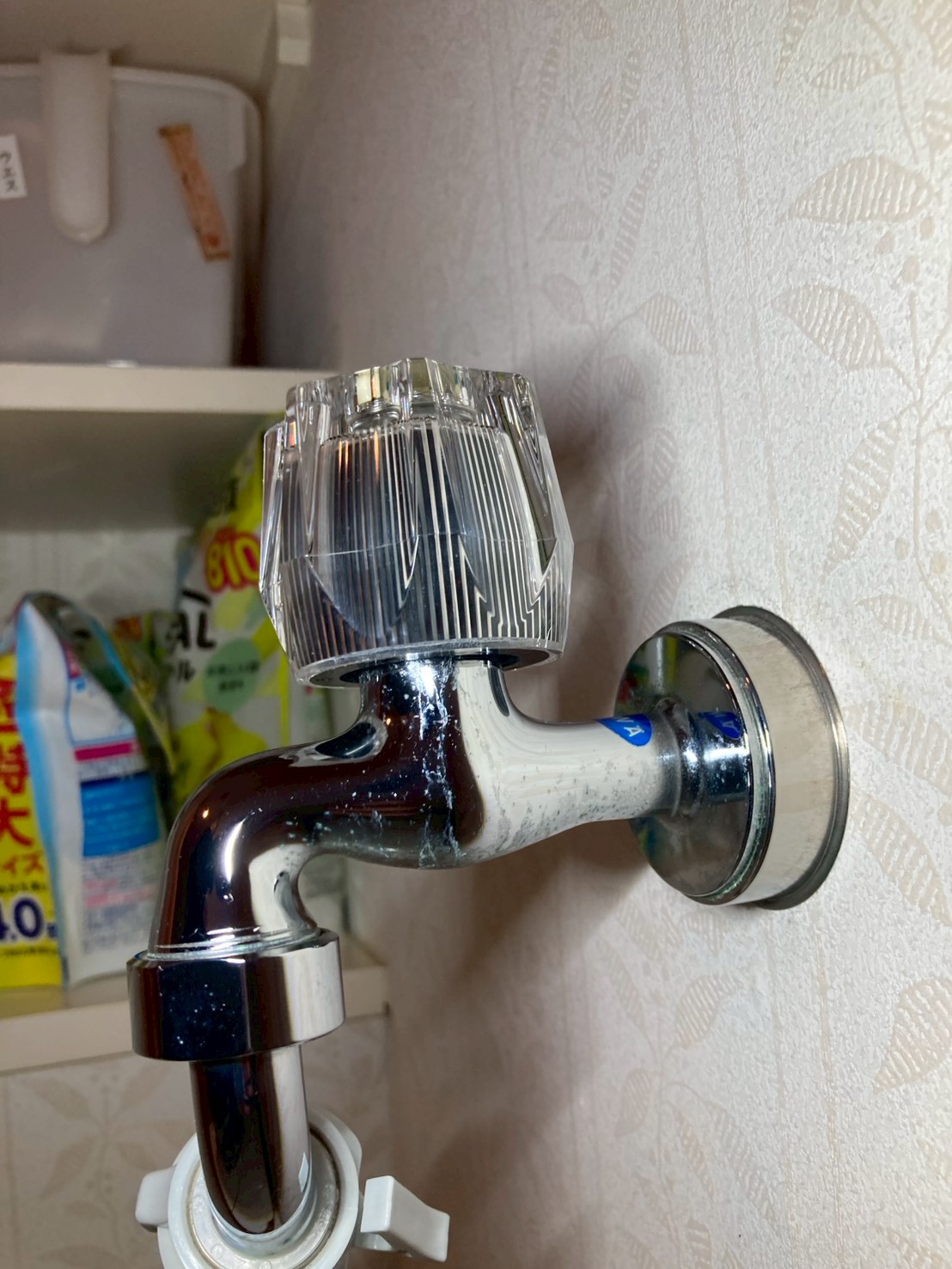 洗濯水栓本体のアップ。ハンドル根元が湿っており水漏れの様子が確認できる