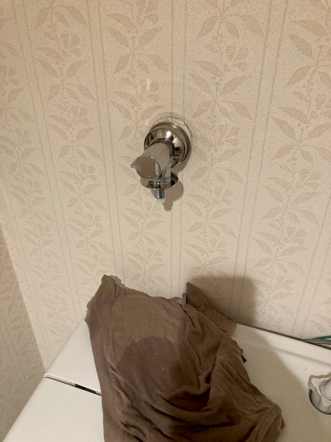 新しいレバーハンドル型の洗濯水栓を取り付けた直後の状態