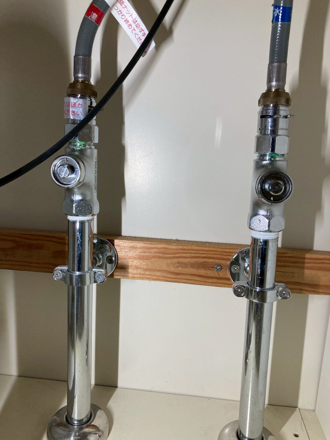 洗面台キャビネット内部の湯・水の止水栓が新品に交換された状態