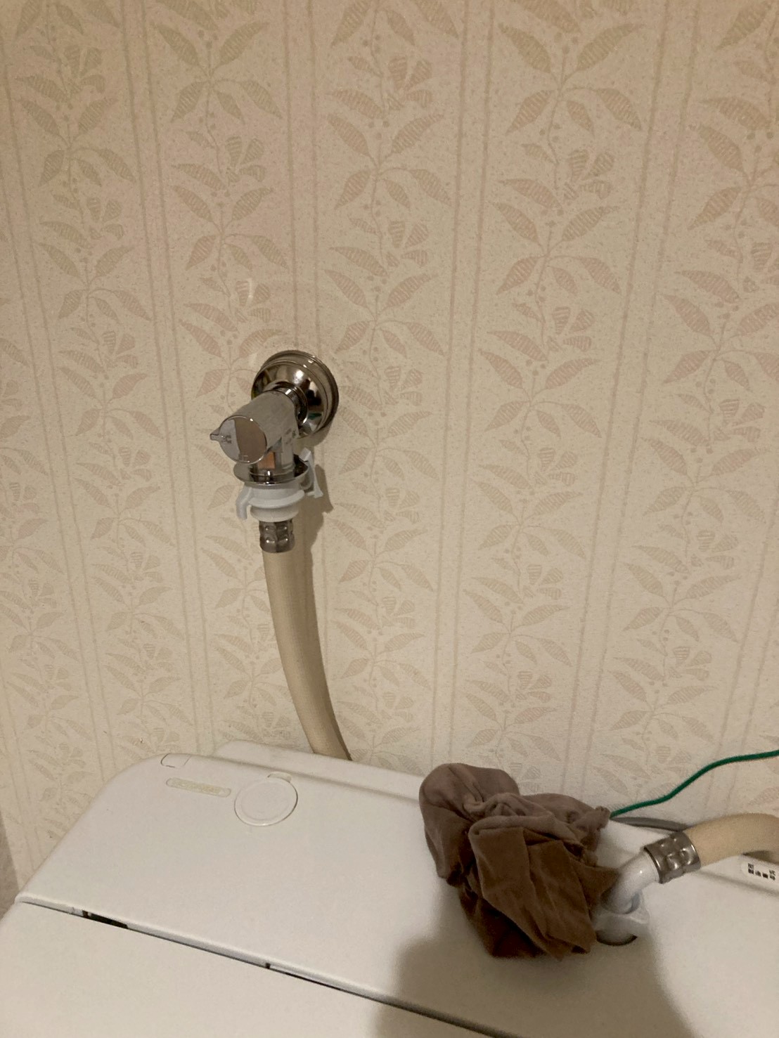 施工完了後の洗濯水栓全体像。作業完了後に通水テストを実施している様子