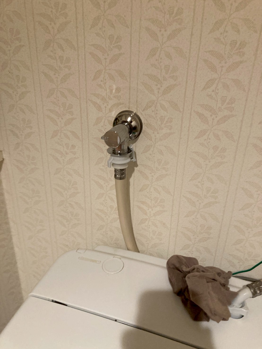 施工完了後の洗濯水栓。新品のレバーハンドル型水栓に洗濯機のホースが正常に接続されている