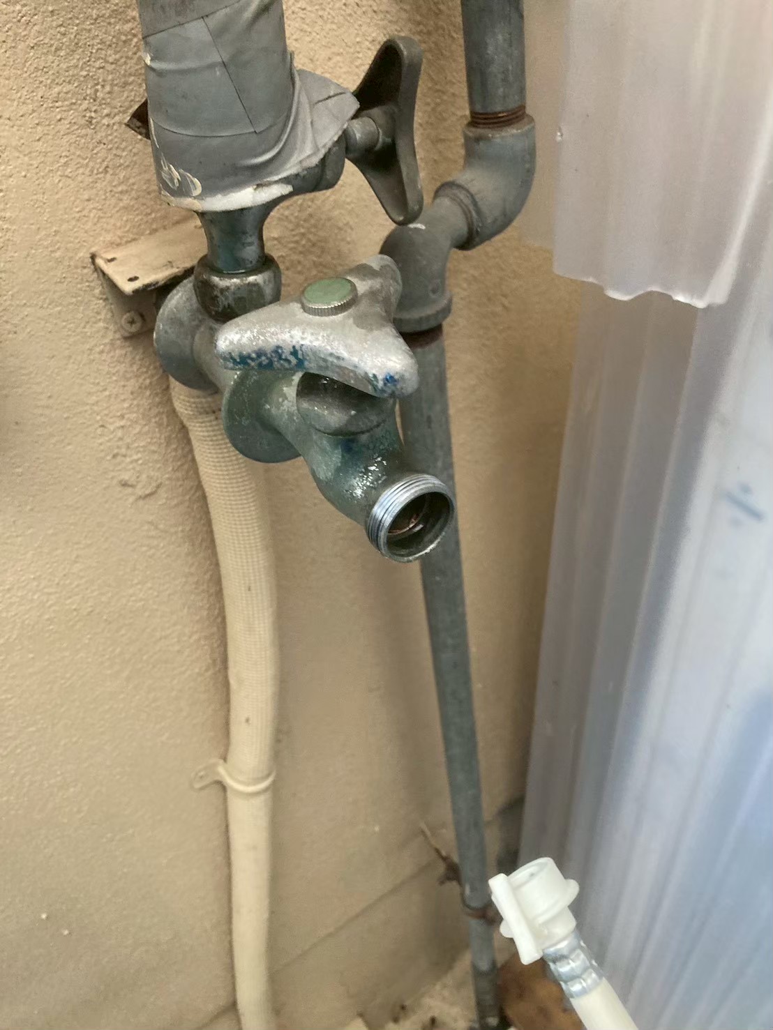 古いニップルとホースを取り外した後、水栓の吐水口ネジ部が露出した状態