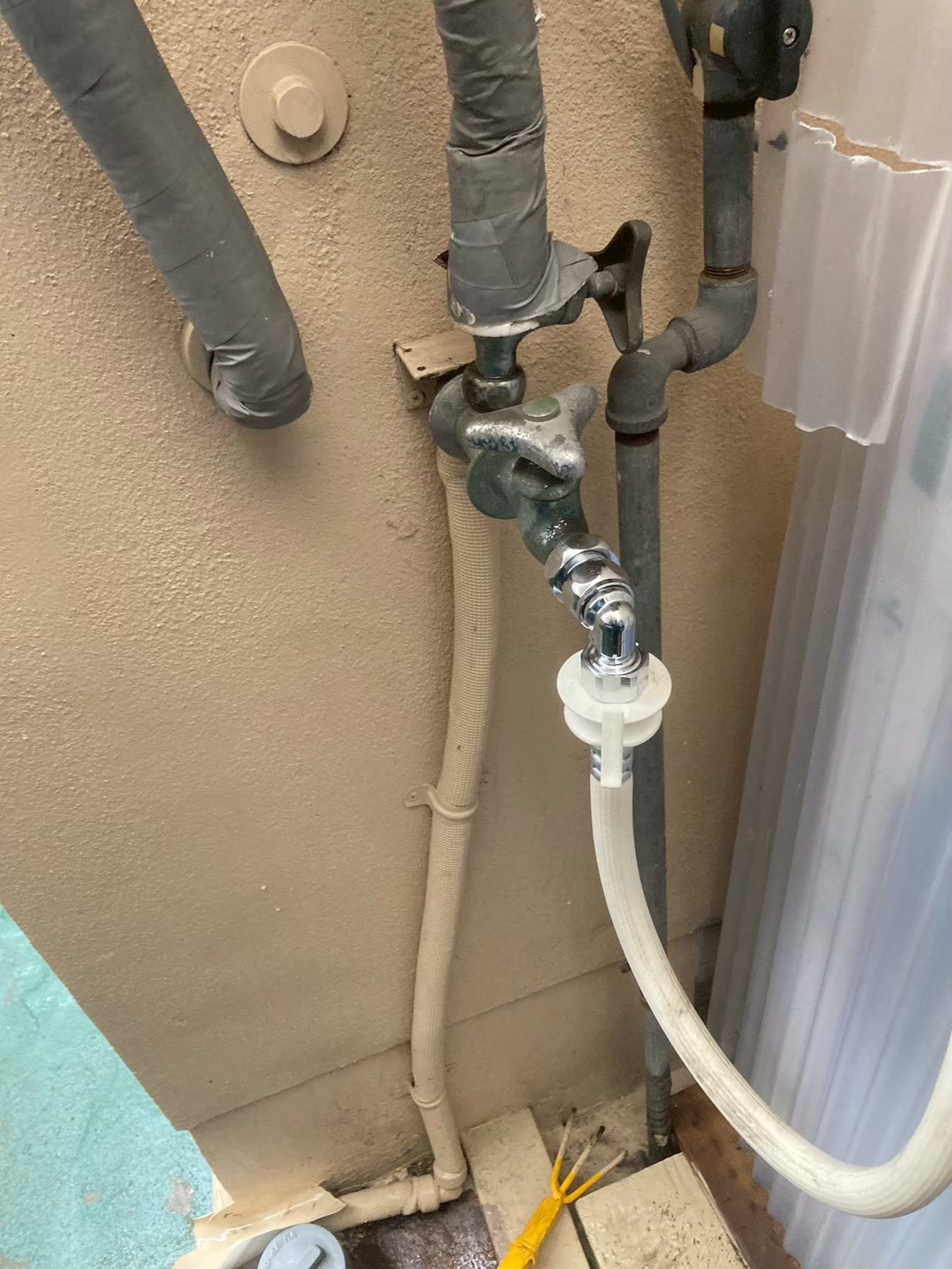 新しいSANEI製ニップルを水栓に取り付けた状態。銀色の新品部品が装着されている