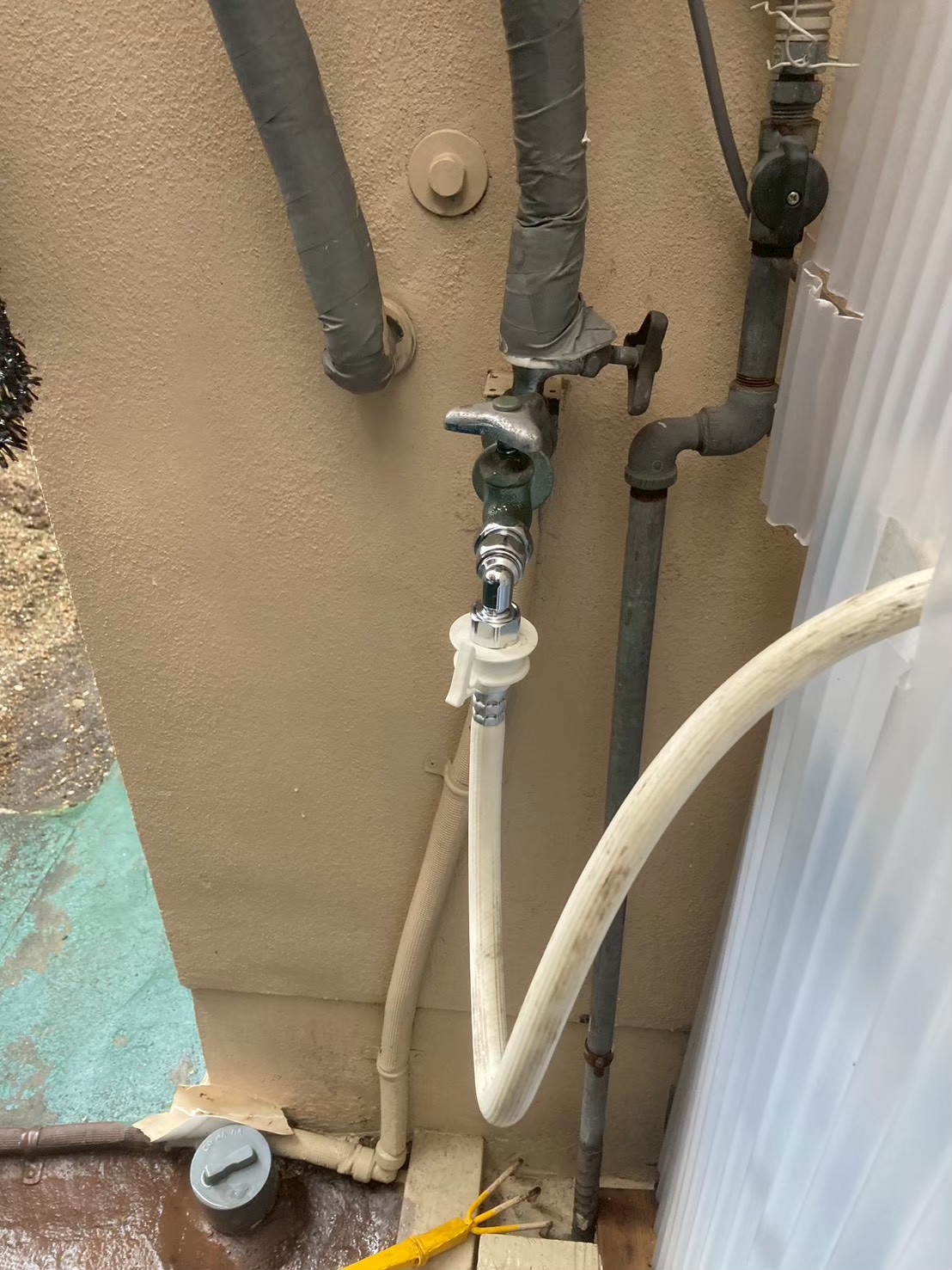 作業完了後の全景。新しいニップルに給水ホースを接続し水漏れがないことを確認した状態