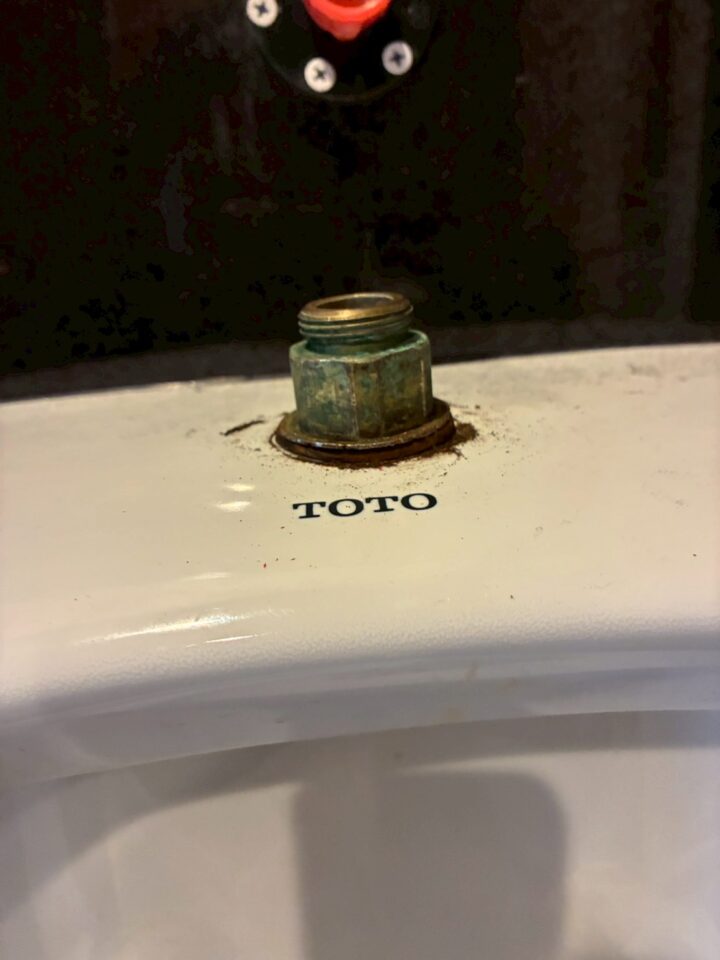 小便器の水が止まらない・流れないときの原因と修理・交換の費用｜ フラッシュバルブ交換の施工事例（税込45,936円）京都市中京区の画像