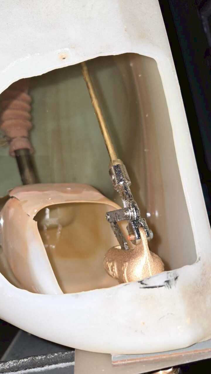 太陽熱温水器タンク内部の浮き球・赤錆色変色