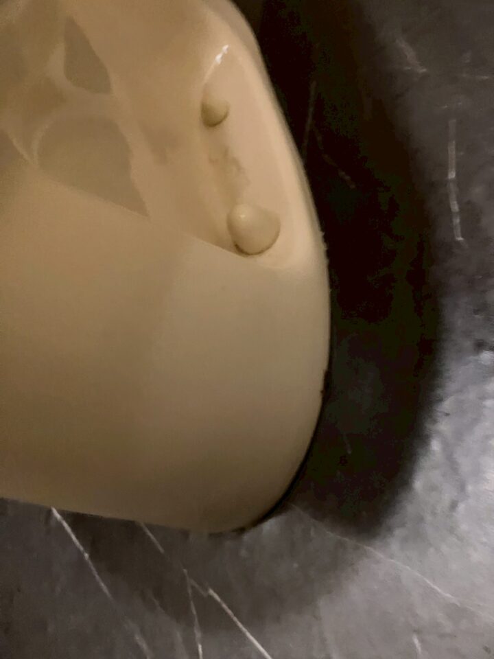 便器の根元付近に水が滲み出ている様子のアップ写真