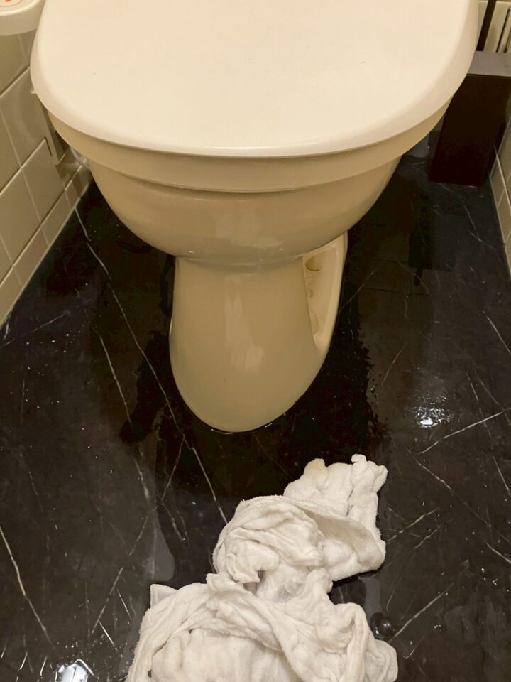 1階トイレの床が水浸しになっており、タオルで応急処置されている状態